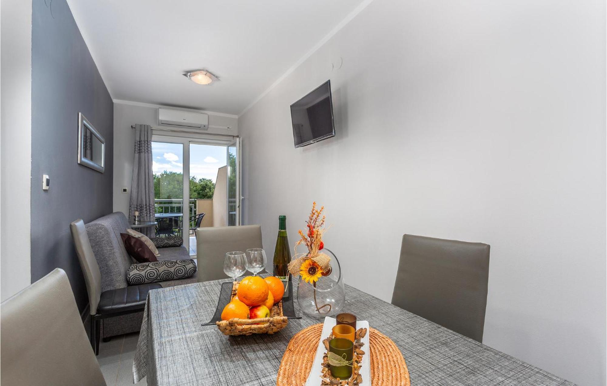 Beautiful Apartment In Pinezici With Wifi المظهر الخارجي الصورة